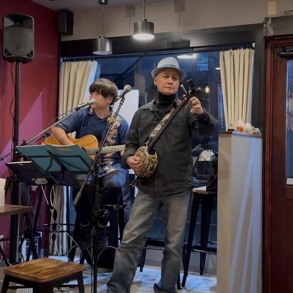 横浜・白楽駅から徒歩7分の「CHULATTORIA MASSI」では、主に毎週日曜日に三線ライブを開催。心地よい音色と本格イタリアンを楽しめる大人の時間。ライブチャージ2,000円＋ご飲食代。月替わり開催。詳しくはInstagramや当店までお問い合わせくださいませ♪