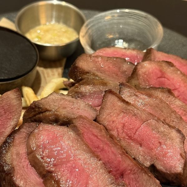 【極上の厚切り肉を堪能】特製のねぎ塩こうじだれと一緒にお楽しみください！『牛タンステーキ』100g～