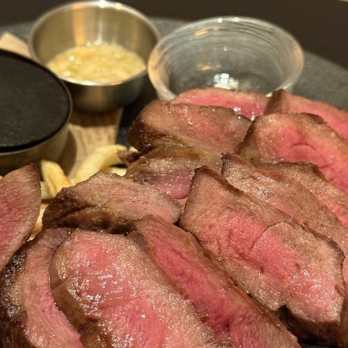 【極上の厚切り肉を堪能】特製のねぎ塩こうじだれと一緒にお楽しみください！『牛タンステーキ』100g～