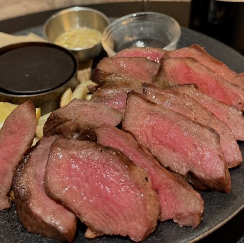 【極上の厚切り肉を堪能】特製のねぎ塩こうじだれと一緒にお楽しみください！『牛タンステーキ』100g～