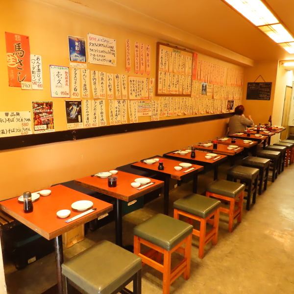 賑やかな雰囲気の店内には、数々の料理メニューが貼られており多彩なメニューを堪能できます！お一人様でも、お友達やご家族同士でも楽しめる空間をご用意してお待ちしております!