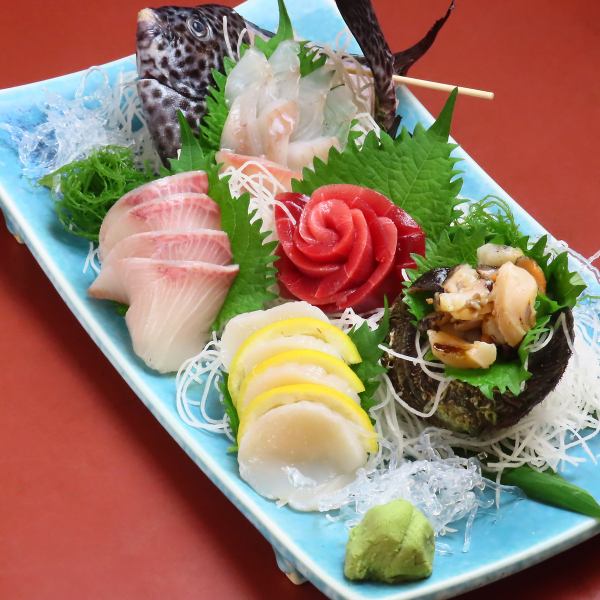 1皿で5種楽しめる贅沢感【刺身5点盛り】当日仕入れで鮮度抜群！2000(税込)