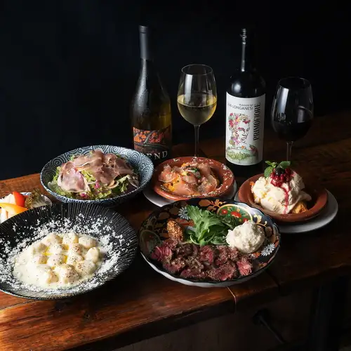 畅饮套餐起价 4,400 日元（含税）。