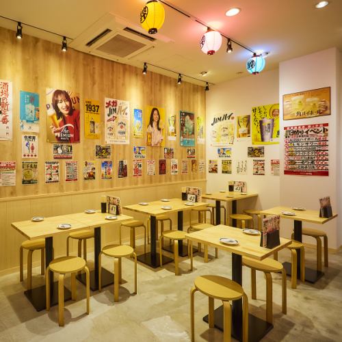 気取らず落ち着く和みの店内…ワイワイと飲み会を楽しみたいお客様におすすめのテーブルを多数完備しています!他、1名様~2名様に最適なカウンター席もありますので、少人数のお客様もフラッと気軽にご来店ください♪