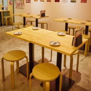 【サク飲みに】少人数で和気あいあいとお料理とお酒を楽しめるテーブル席!駅近なのでフラッと気軽にお立ち寄りください♪