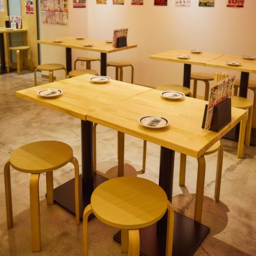 【サク飲みに】少人数で和気あいあいとお料理とお酒を楽しめるテーブル席!駅近なのでフラッと気軽にお立ち寄りください♪