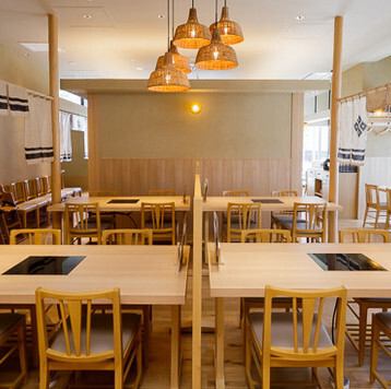 ご家族様でもぜひどうぞ！KITTE大阪内の4階のお店で、気軽に使えるテーブル席を多数ご用意しております。