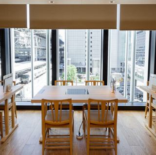 広々としたテーブル席は、会社帰りの飲み会にも◎九州名物もつ鍋や馬刺しなど、こだわりの料理を多数取り揃えてお待ちしております。