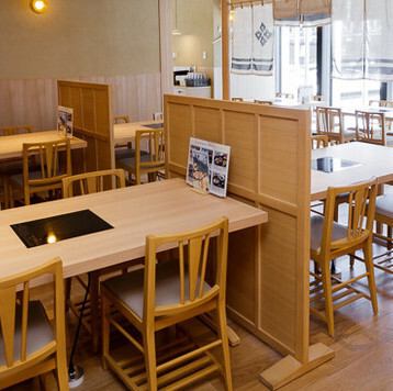 オープンな雰囲気のテーブル席は、女子会でのご利用にもおすすめ。九州発の果実酒などご用意あるので、ぜひ皆様でお楽しみください。