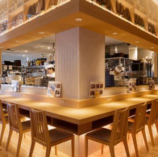 ランチタイムはサッと入れるカウンター席が便利。美味しい九州料理をランチでも楽しめる、九州郷土料理のお店です。
