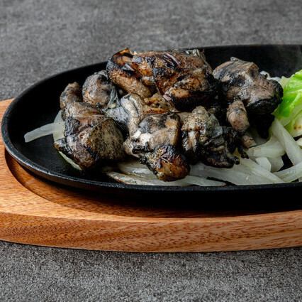 香ばしく焼き上がった「宮崎日南鶏もも焼き」は、宮崎の自慢の日南鶏が美味しい名物料理。