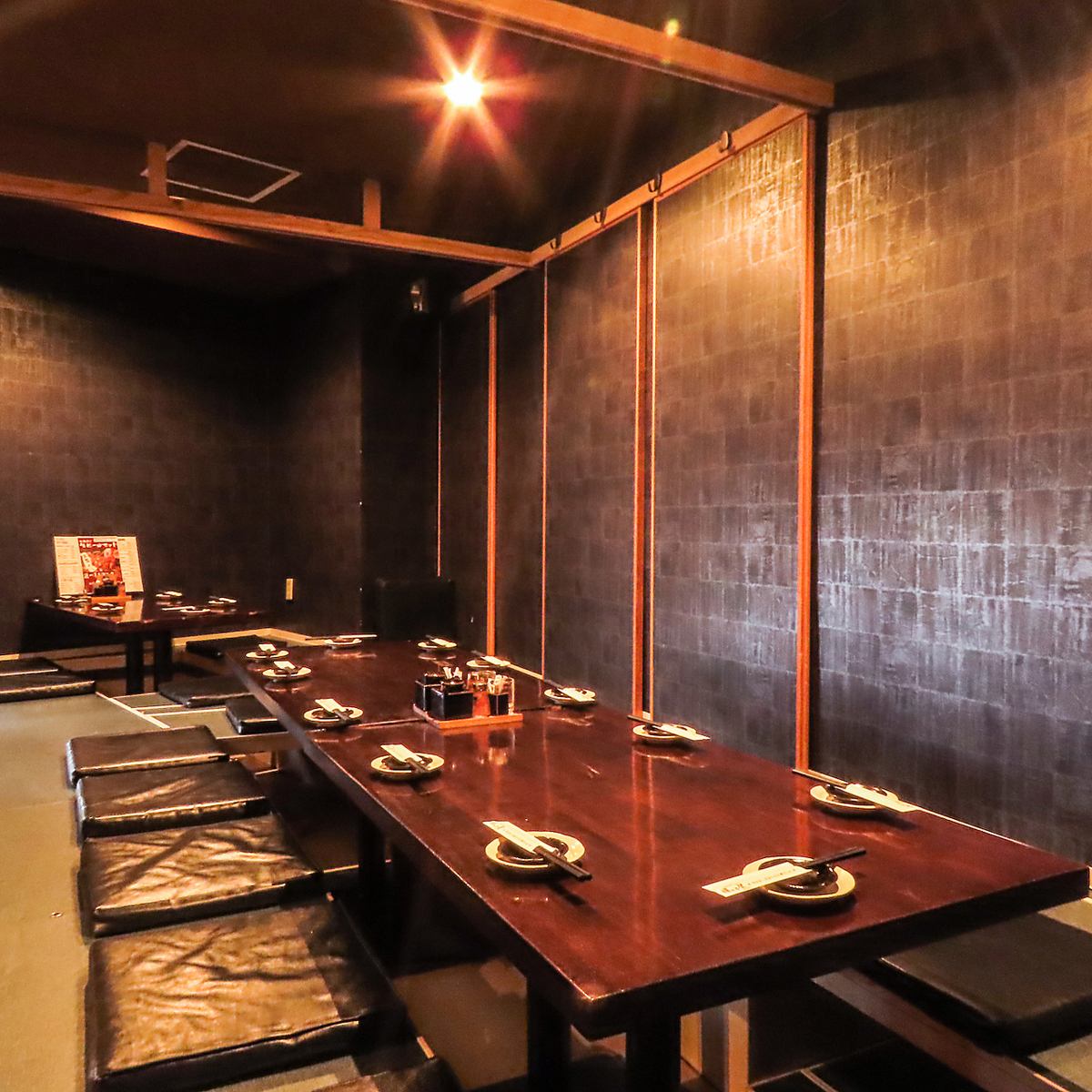 我們有帶下沉式暖桌的私人包廂!您可以在輕鬆的氛圍中享受用餐。