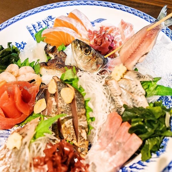 【1階最大30名様までご着席可能!】打ち上げや新歓、歓送迎会など、大人数での宴会にぴったり♪広々とした空間でゆったりと過ごせるため、団体でのご利用におすすめです。お得な学割コースは飲み放題つきで、みんなで楽しい時間を過ごせます!テーブル席での席の移動もしやすく、みんなの仲も深まること間違いなし♪