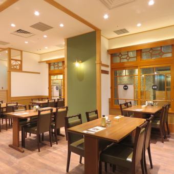 【仅限座位】餐点及千层酥饮料的预订时间为17:00～20:00。※5人以上预订请致电。