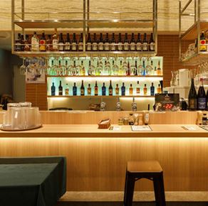 【仕事終わりのサク飲みに!】お一人様でも気軽に立ち寄れるカウンター席です。目の前で調理が行われる様子を見ながら、豪快なポークステーキを味わうことができます。仕事終わりのサク飲みにも最適です。