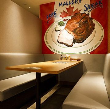 ソファー席でゆったりとくつろげる空間をご用意!