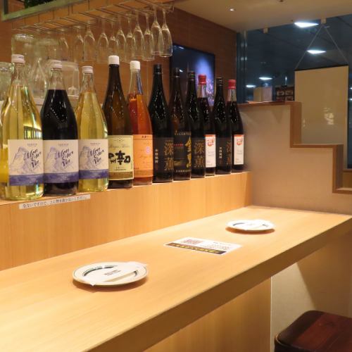 【お気軽にお立ちよりください!】お一人様でもデート、少人数でも気軽に立ち寄れるカウンター席です。豊富な種類のドリンクをご用意しておりますので、こだわり料理とともにお楽しみください!