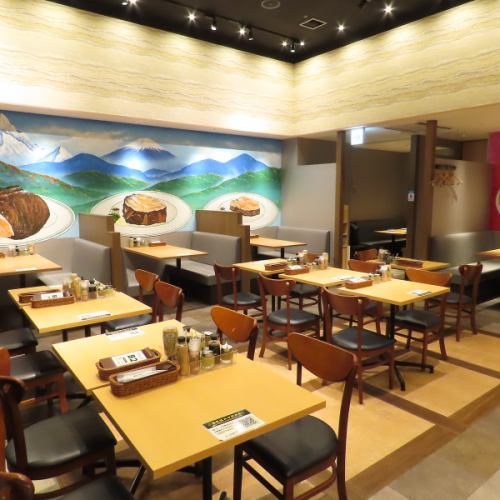 20名様から最大55名様までの貸切が可能です。広々としたプライベート空間で、大人数での宴会やパーティーを開催できます。ご予算や人数についてはお気軽にご相談ください。