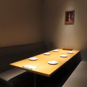 【半個室でゆっくりお食事】当店は奥に半個室も完備しております。少人数宴会や、会社、プライベート様々なシーンでご利用いただけます。人気な席ですのでお早めのご予約がおすすめです!