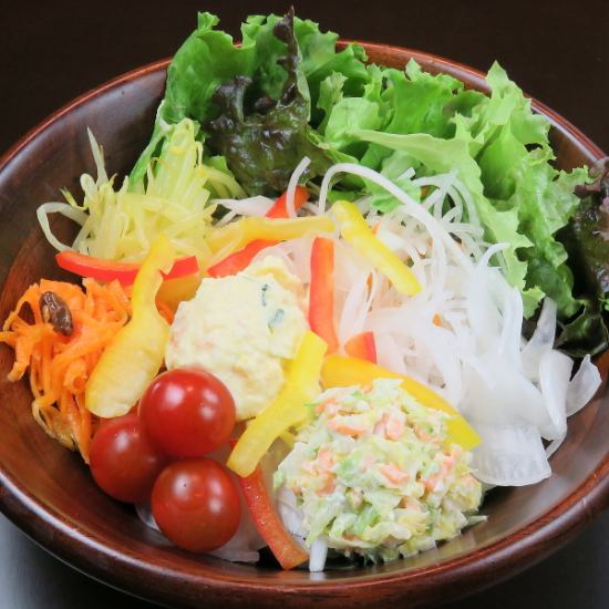 Free refills of salad, drink bar, main course, and gelato for 1,650 yen