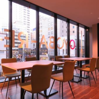 The glass-enclosed interior is fashionable! You can enjoy lunch and a girls-only gathering at the table.It's a popular seat, so make a reservation early.