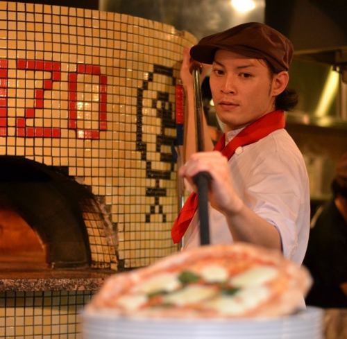在我們引以為豪的燃木窯中烤製的正宗那不勒斯披薩！