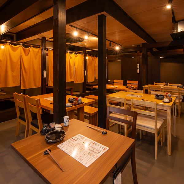 店内は和の雰囲気が漂う空間が広がっており、心地よい照明のもとでゆったりと食事やお酒をお楽しみいただけます。居心地の良いお席で至福のひとときをお過ごしください。