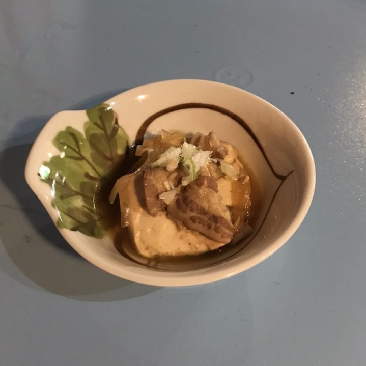 我們有豐富的經典菜餚，例如肉豆腐和燉內臟。