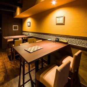 気軽に使えるハイテーブル。2～4名様のご利用にぴったり！優しい雰囲気の店内は女子会やママ会などに最適。