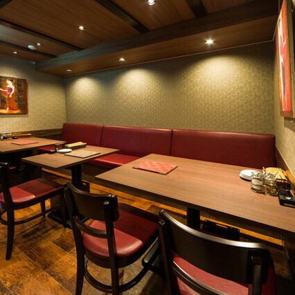 落ち着いたライティングの店内。友だちや気の合う仲間と、料理を楽しみながら話をするのにもぴったりの雰囲気。貸切は16～20名様までご利用可能！お気軽にお問合せください。