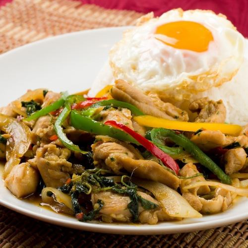 伏見でタイ料理を満喫！“ガパオライス”や“グリーンカレー”など定番のタイ料理をお楽しみください！