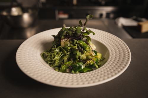 热那亚意大利面配扇贝和绿色蔬菜