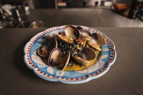 Vongole bianco with live clams