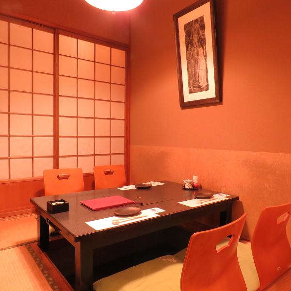 [Dig Gotatsu Seat: ~ 4 people] Since you can sit with your legs extended, you can relax relaxedly for children and seniors ♪ Forget the time in the Japanese space and enjoy delicious gem dishes and alcohol to your heart's content Please.