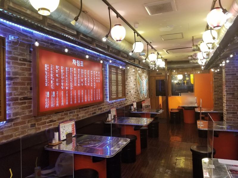 【新店の綺麗な店内】当店では少人数から大人数までお使いいただけます♪自慢の韓国料理をゆったり味わうテーブル席をご用意しております！さらに貸し切りでは最大20名様までお使いいただけます。定休日の日曜日には、完全事前予約制で一組限定の貸し切りを行っています！ご希望の方は事前にお店までお問い合わせください！