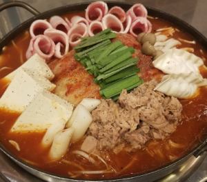 Tunapogi kimchi hotpot