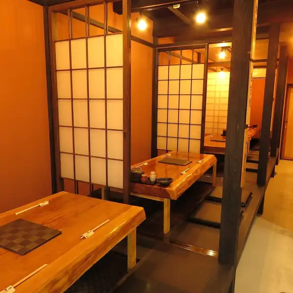 【1F】最大30様迄の宴会が可能。カウンター5席。4名×3テーブル/5名×1テーブル/8名×1テーブルなど宴会に人気！【2F】足元ラクラクのお座敷は、最大45名様までご利用可能！小・中宴会にもおすすめです。【倉敷/会社宴会/肉/魚/貸し切り/個室】