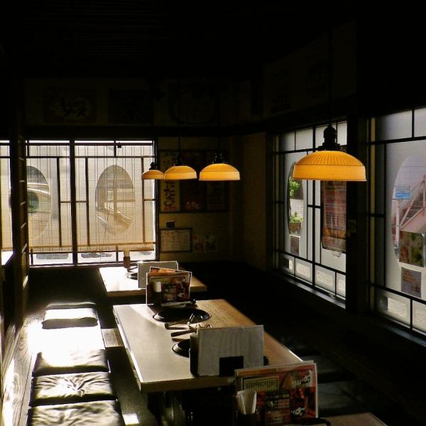 昭和モダンなインテリアです。昭和30年代の看板などを飾り、内装・照明など細かい所もレトロに仕上げています。