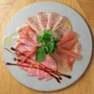 生ハムとサラミの盛り合わせ