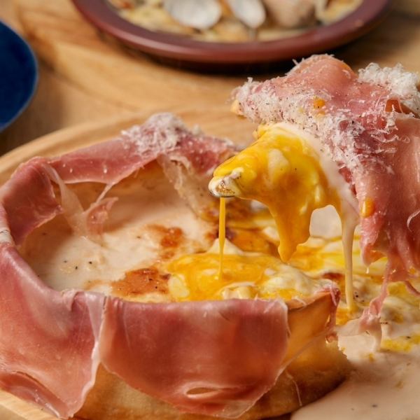 【最高の組み合わせ!生ハム×温玉×チーズ】生ハム温玉シカゴピザ♪とろとろのチーズがたまらない