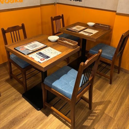 【テーブル席2名席×3席】広々とした店内は、女子会や宴会に最適です。お席のレイアウトは、人数に合わせて自由に調整できますので、少人数でのご利用はもちろん大人数でのパーティーや貸切のご相談もお気軽にお申し付けください。ゆったりと落ち着いた空間で、お食事と楽しい会話を心ゆくまでお楽しみいただけます♪