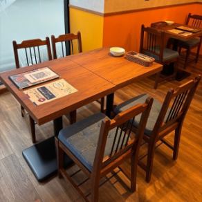 【テーブル席4名×12席】こちらは、ゆったりと広々とした人気の4名様テーブル席を12卓ご用意しております。女子会や宴会、誕生日・記念日のお祝いに最適です。お席の数に限りがございますので、ご希望のお客様はお早めのご予約をおすすめいたします。大切な方との素敵な時間をお過ごしください◎