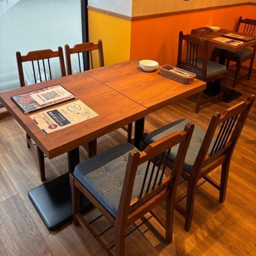 【テーブル席4名×12席】こちらは、ゆったりと広々とした人気の4名様テーブル席を12卓ご用意しております。女子会や宴会、誕生日・記念日のお祝いに最適です。お席の数に限りがございますので、ご希望のお客様はお早めのご予約をおすすめいたします。大切な方との素敵な時間をお過ごしください◎