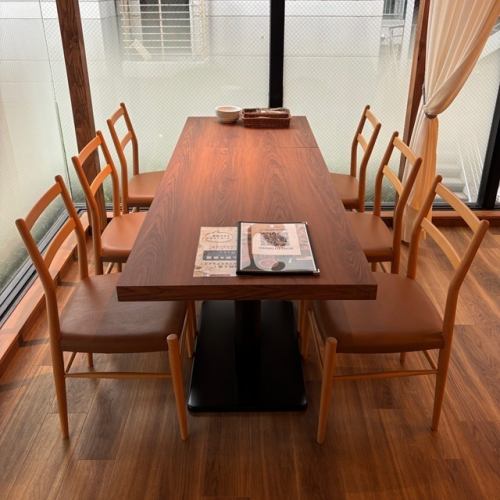 【テーブル席6名×2席】こちらは、ゆったりと広々とした人気の6名様テーブル席を2卓ご用意しております。