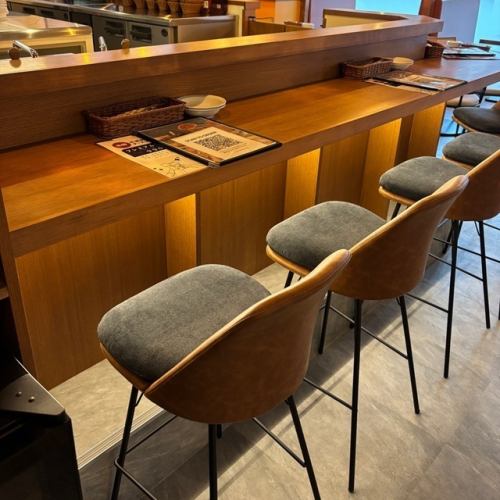 【カウンター席1名×10席】お仕事終わりなどにお気軽にご利用いただけるカウンター席です!デートやご友人、ご家族連れなどにも◎ ※写真は系列店舗のイメージです