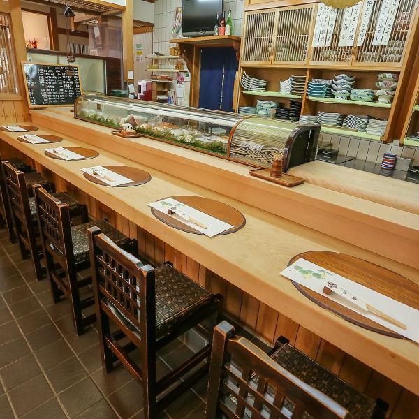 如果您想享受寿司餐厅的氛围，建议使用柜台座位。在展示故事的展示柜前，您可以享受新鲜的海鲜，同时在板前观看精湛的工艺。想要在团体中使用时，还有一个客厅。