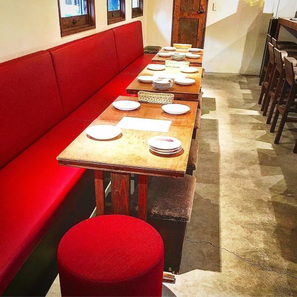 カップルや女子会・少人数でのご利用に最適なテーブル席もご用意しております。壁側はベンチシートのソファー席となっており、ゆったりと寛ぎながらお食事を楽しめます◎どこかほっとする落ち着いた空間で、気の合う仲間との会話と本格イタリアンを心ゆくまでお楽しみいただけます♪