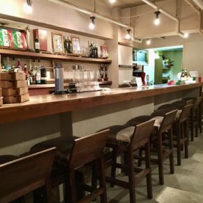 木目調の温かみあふれるカウンターはふらっと立ち寄りたくなる心地よさ。お仕事帰りにワインを一杯だけ…そんな気分の夜にもぴったりです。ランチでパスタを気軽に楽しむお一人様利用も大歓迎。上質なイタリアンや創作料理を、気兼ねなく自分のペースで。ナチュラルでシックな落ち着いた空間で、ゆったりとしたひとときを♪