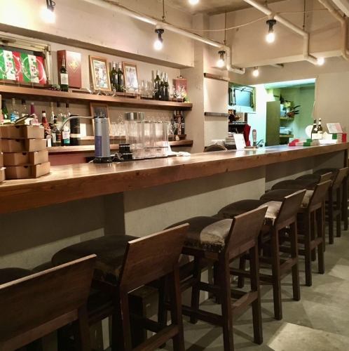 木目調の温かみあふれるカウンターはふらっと立ち寄りたくなる心地よさ。お仕事帰りにワインを一杯だけ…そんな気分の夜にもぴったりです。ランチでパスタを気軽に楽しむお一人様利用も大歓迎。上質なイタリアンや創作料理を、気兼ねなく自分のペースで。ナチュラルでシックな落ち着いた空間で、ゆったりとしたひとときを♪