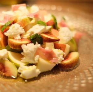 ［前菜・ワインのお供］旬のフルーツ 生モッツアレラカプレーゼ